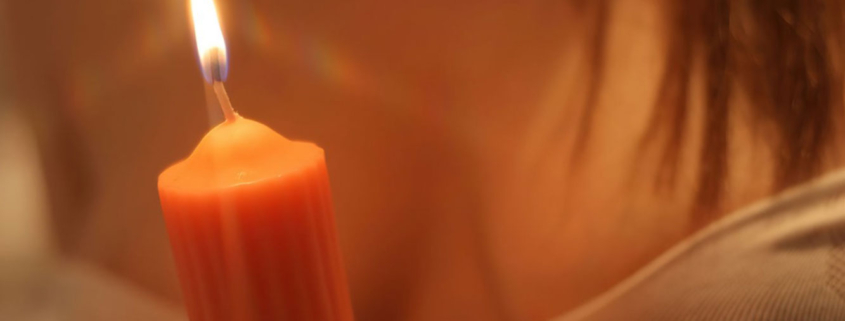 Lucy use candle during a mssage