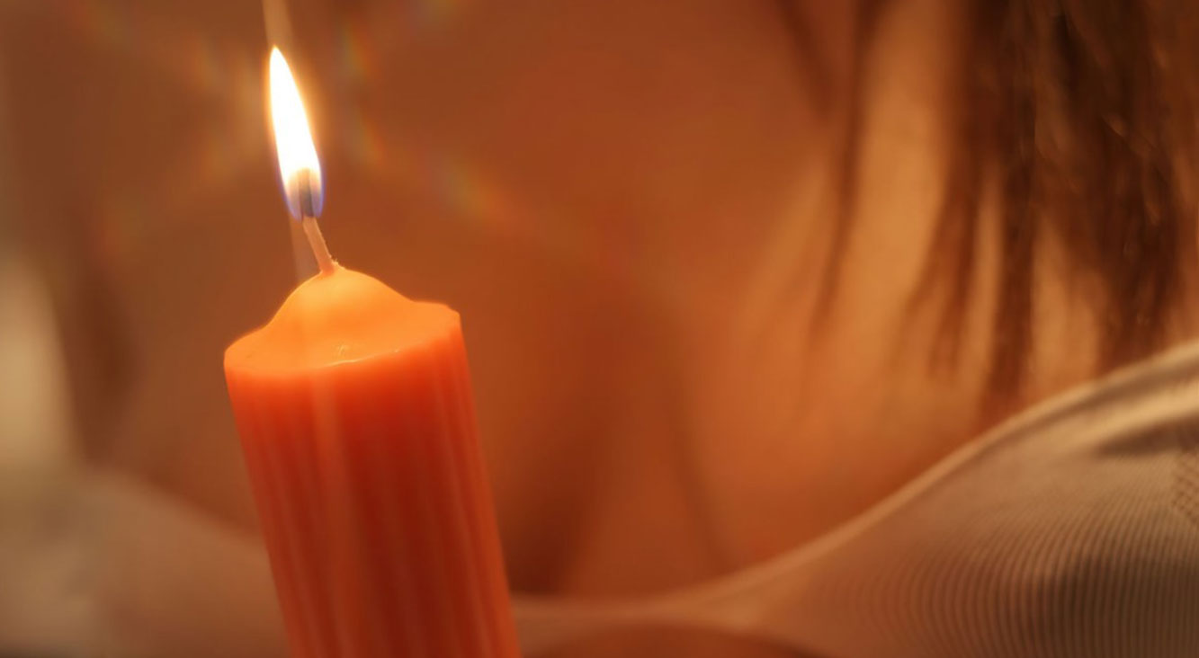 Lucy use candle during a mssage